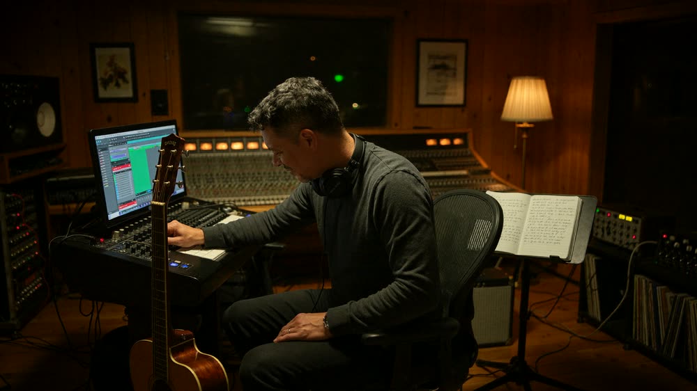 Auri Toledo grabando voz en el estudio con micrófono de condensador
