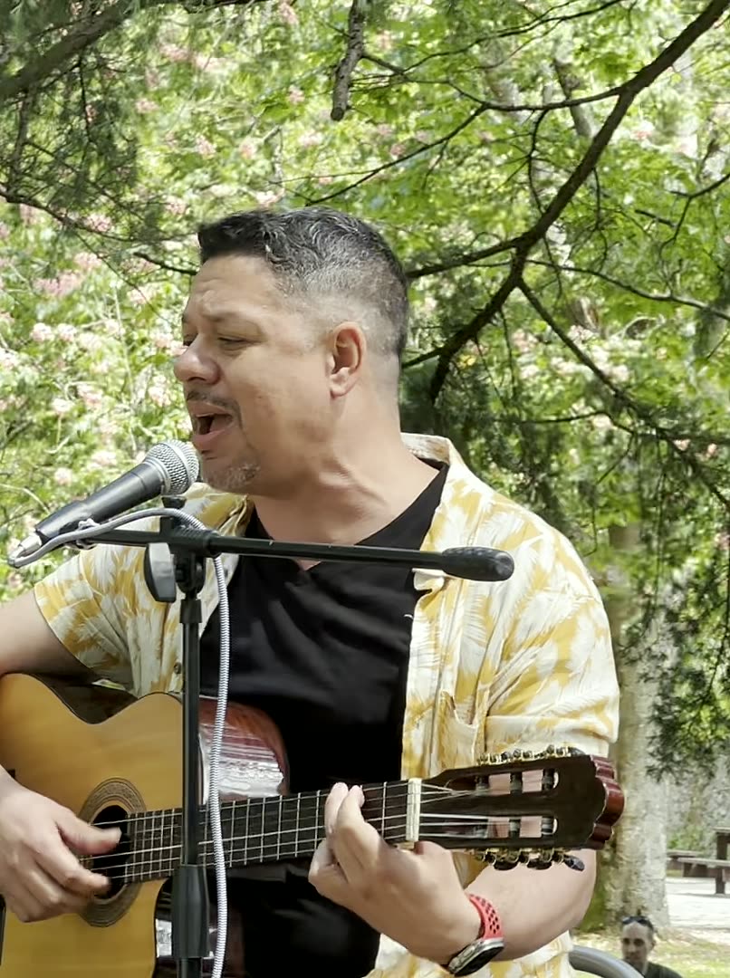 Auri Toledo cantando con su guitarra en el Mercado de Flores de Güeñes